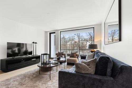 a living room with a couch and a tv at Fully serviced luxury townhouse near the Vigelandspark in Oslo