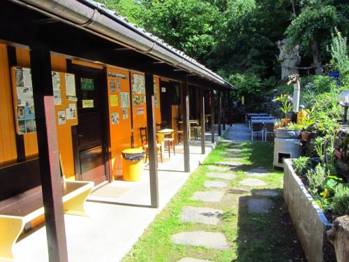 Un jardín fuera de Baracca Backpacker