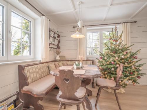 una sala da pranzo con tavolo e albero di Natale di Strickerl a Bad Goisern