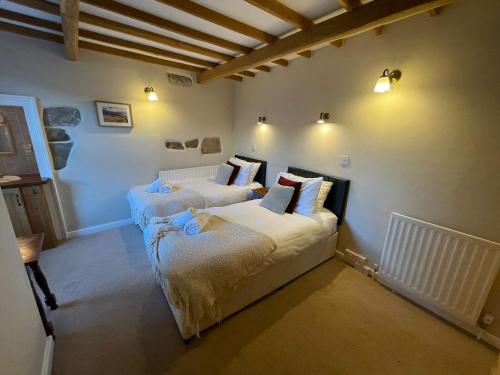 1 dormitorio con 2 camas en una habitación en The Board Inn en Hawes