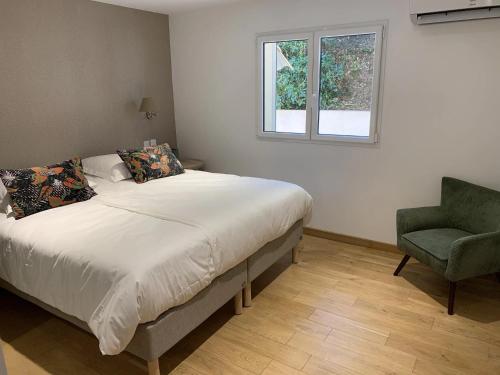 une chambre avec un lit, une chaise et une fenêtre dans l'établissement Villa Meilleur, à Sainte-Maxime