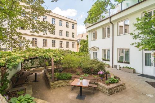 einen Garten im Innenhof eines Gebäudes in der Unterkunft Hotel Museum in Prag