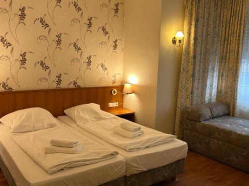 una camera d'albergo con letto e sedia di WestEnd#201 a Francoforte sul Meno