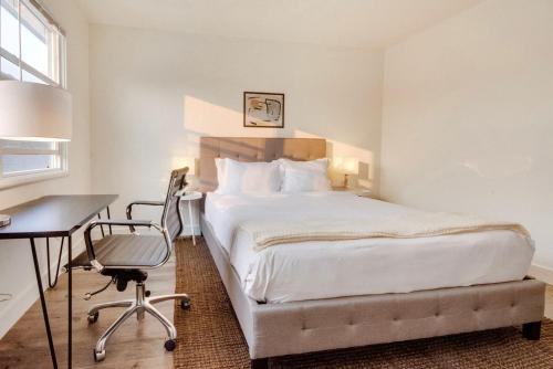 Ένα ή περισσότερα κρεβάτια σε δωμάτιο στο Sunnyvale 2br w parking nr green spaces SFO-1613