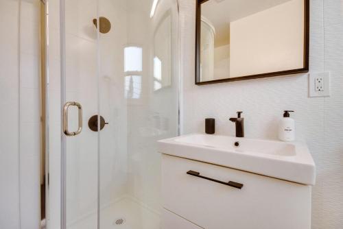 Ένα μπάνιο στο Sunnyvale 2br w parking nr green spaces SFO-1613