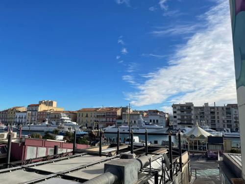 une vue d'une ville depuis le toit d'un immeuble dans l'établissement Duo Mario Roustan, à Sète