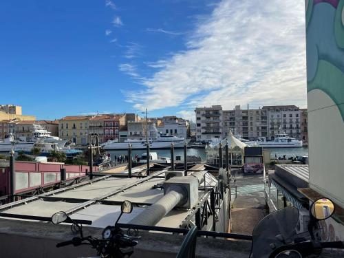 - une vue sur le port de plaisance d'une ville avec des bâtiments dans l'établissement Duo Mario Roustan, à Sète