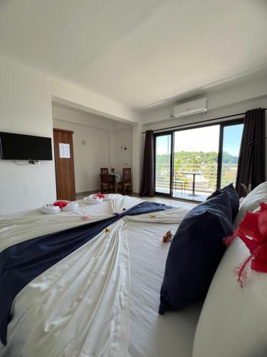 Ένα ή περισσότερα κρεβάτια σε δωμάτιο στο Hôtel Grand Bay