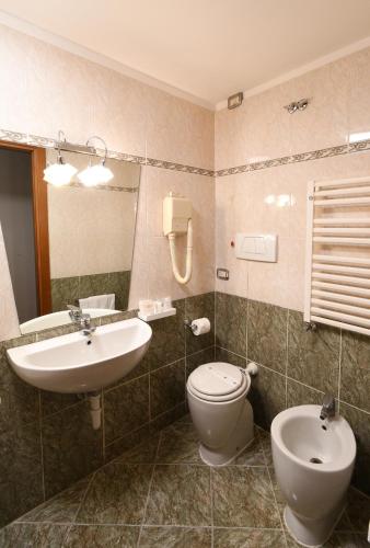 Bilik mandi di Hotel Cavour