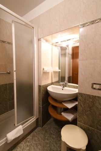 Bilik mandi di Hotel Cavour