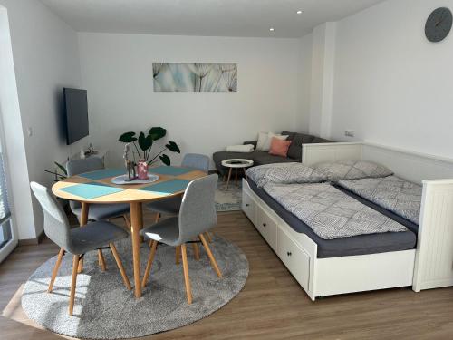 1 dormitorio con cama, mesa y sofá en Ferienwohnung Ott, en Ebbs