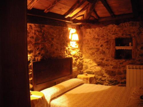 ein Schlafzimmer mit einem Bett und einer Steinmauer in der Unterkunft Casa Torres in Cruces