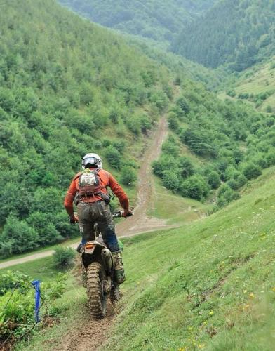un hombre montando una moto en una colina en Camp Beluan Ceria, 