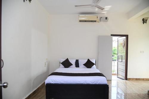 1 dormitorio con 1 cama en blanco y negro en Royal Experiences Pearl House 6 Bed Room Villa with Private Pool, Panayur, en Chennai