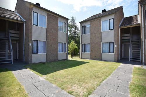 a row of houses with grass in front of them at Schorrebloem 34* in Nieuwvliet