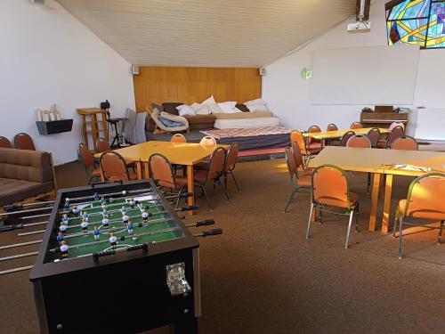Cette chambre comprend un billard, des tables et des chaises. dans l'établissement Gästehaus Maria Rast, à Suderburg