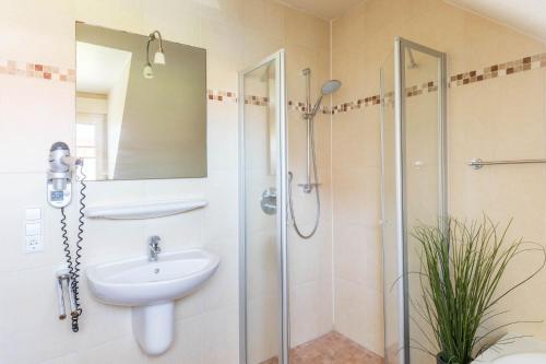 a bathroom with a sink and a shower at Ferienhaus Strandgut in Boltenhagen
