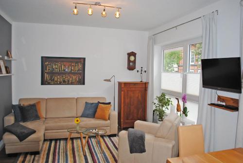 sala de estar con sofá y mesa en Ferienwohnung in der Altstadt en Bad Bevensen