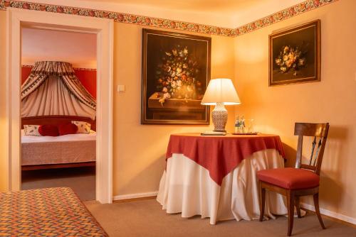 Katil atau katil-katil dalam bilik di Hotel Schloss Büdingen