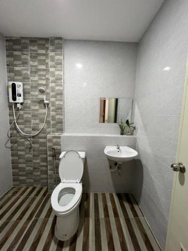 ein Bad mit einem WC und einem Waschbecken in der Unterkunft พรสินี 