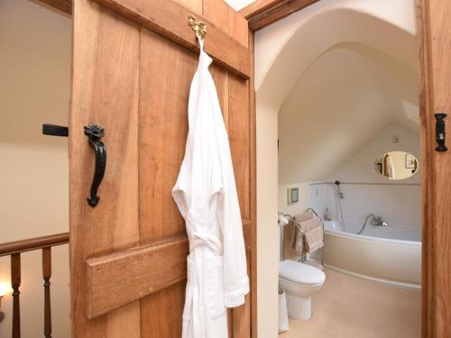 baño con puerta de madera, aseo y lavamanos en 2 bed in Barlow PK612, en Barlow