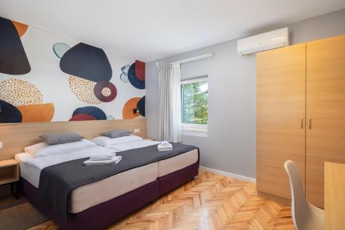 Кровать или кровати в номере Solar Beach Inn