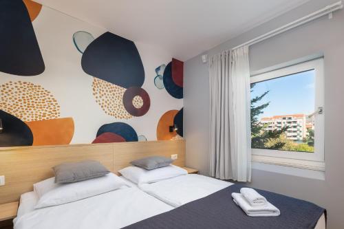 Кровать или кровати в номере Solar Beach Inn