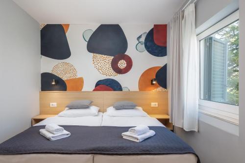 Кровать или кровати в номере Solar Beach Inn