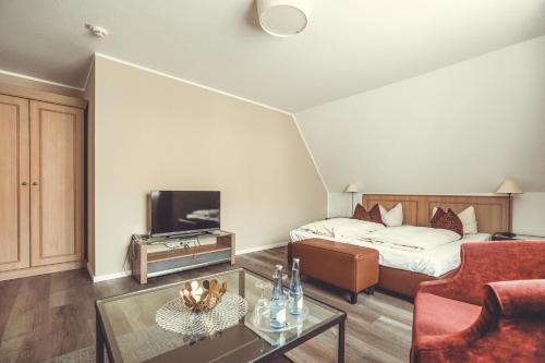 MettingenにあるHotel- Restaurant Einklangのベッドとテレビがあるホテルの部屋