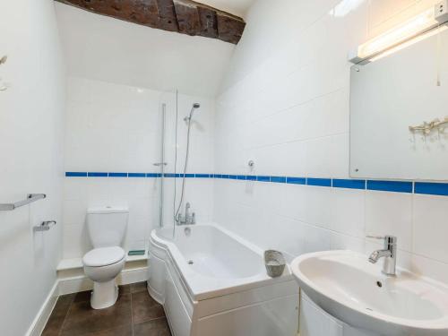 a bathroom with a tub and a toilet and a sink at 2 bed in Brailsford PK816 in Brailsford