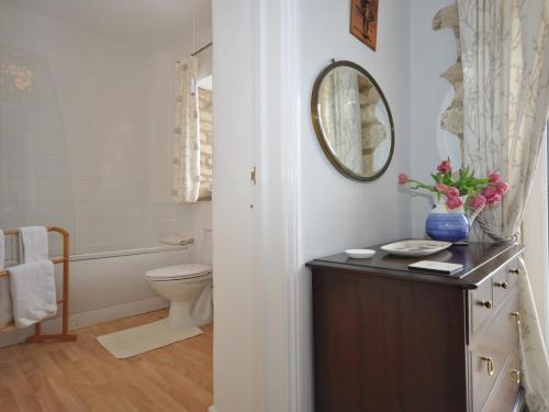 Bathroom sa 1 Bed in Bourton-on-the-Water 44960