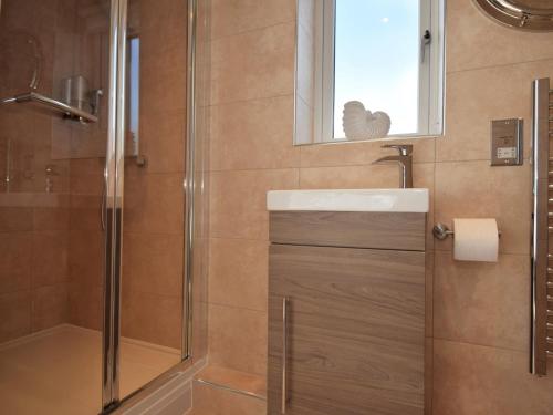 bagno con doccia, lavandino e finestra di 2 Bed in Westward Ho 45753 a Northam
