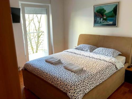 - une chambre avec un lit et 2 serviettes dans l'établissement Udoban stan u centru, à Zagreb