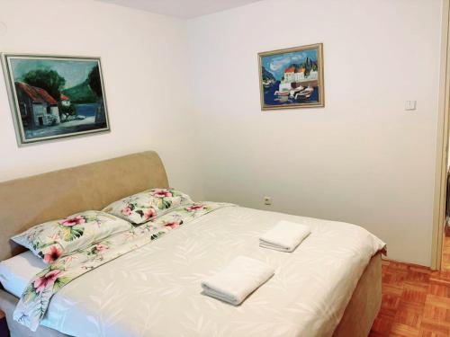 - un lit dans une chambre avec 2 serviettes dans l'établissement Udoban stan u centru, à Zagreb