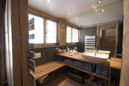 une salle de bain avec un lavabo et un miroir dans l'établissement La Ferme des Lombardes by Casalero, à Saint-Jean-de-Sixt