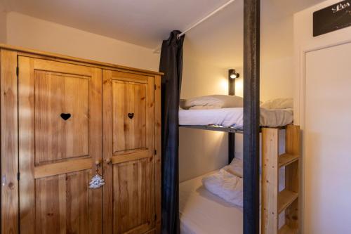a bedroom with two bunk beds and a closet at Le Cerf - Duplex avec superbe vue montagne in Les Angles