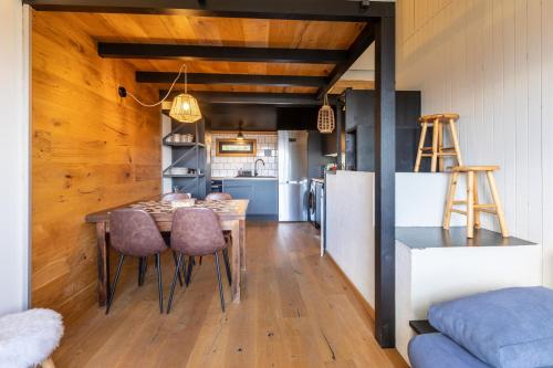 une cuisine et une salle à manger avec une table et des chaises dans l'établissement Le Cerf - Duplex avec superbe vue montagne, aux Angles