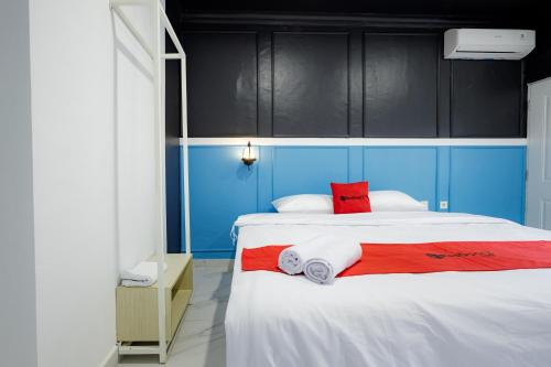 Кровать или кровати в номере RedDoorz Plus at Jalan Gatot Subroto Jakarta