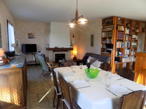 ein Esszimmer und ein Wohnzimmer mit einem Tisch und Stühlen in der Unterkunft Meschers sur Gironde - MAISON SPACIEUSE au CALME avec BEAU JARDIN ARBORE in Meschers-sur-Gironde
