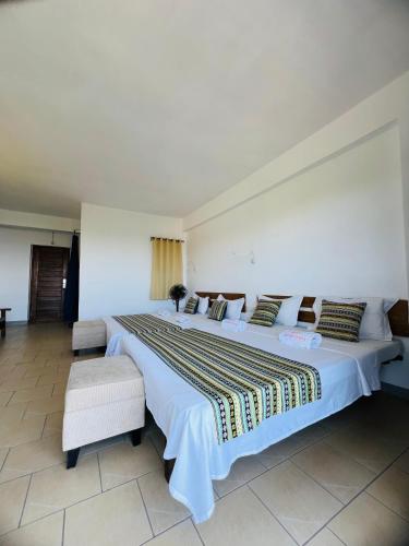 Ένα ή περισσότερα κρεβάτια σε δωμάτιο στο Hôtel Ambatoloaka