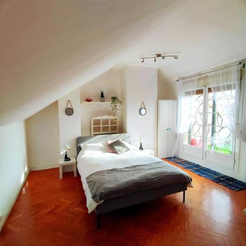 A bed or beds in a room at Casa grande 14 personas Getafe Madrid