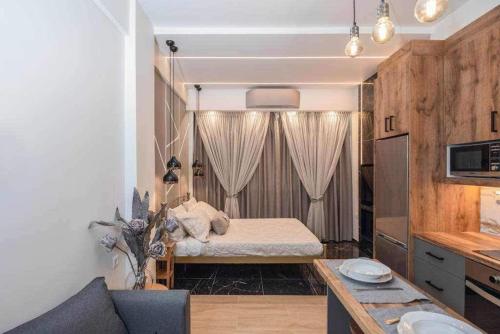 um pequeno quarto com uma cama num quarto em Condo next to metro st Athens! em Atenas