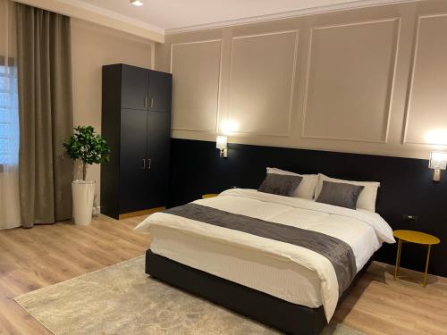 a bedroom with a large bed with a black wall at Hotel Atria in Braşov