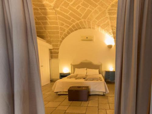 una camera con un letto e un soffitto in pietra di Borgo Rosso Terra a Gallipoli