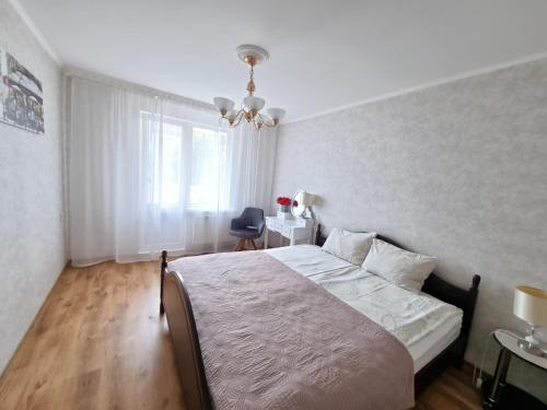Riga City 2 Bedroom Lux Apartments في ريغا: غرفة نوم بسرير كبير ونافذة