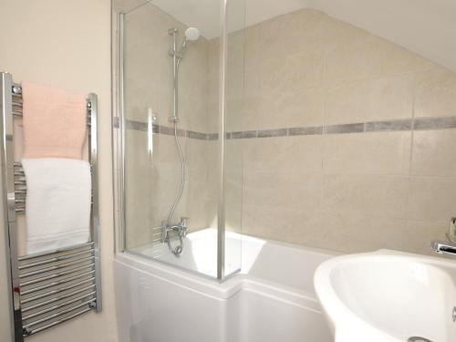 uma casa de banho com um chuveiro e um lavatório. em 2 Bed in Dartmoor National Park 63337 em Spreyton