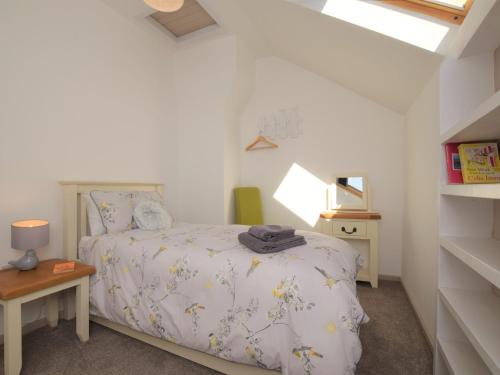 Dormitorio pequeño con cama y mesa en 3 Bed in Winkleigh 66043, en Winkleigh