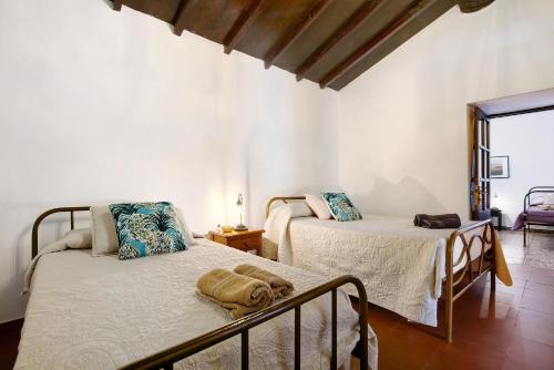 - une chambre avec 2 lits dans l'établissement Casa la solapa, à Pájara