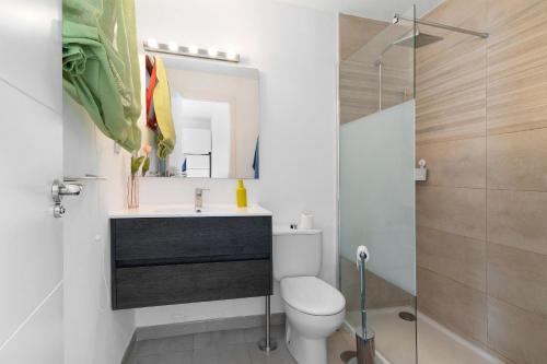 ein Bad mit einem WC, einem Waschbecken und einer Dusche in der Unterkunft Bungalow Aloe Dunas 2 in Maspalomas