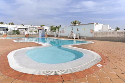 duży basen na dziedzińcu w obiekcie Bungalow Aloe Dunas 2 w mieście Maspalomas
